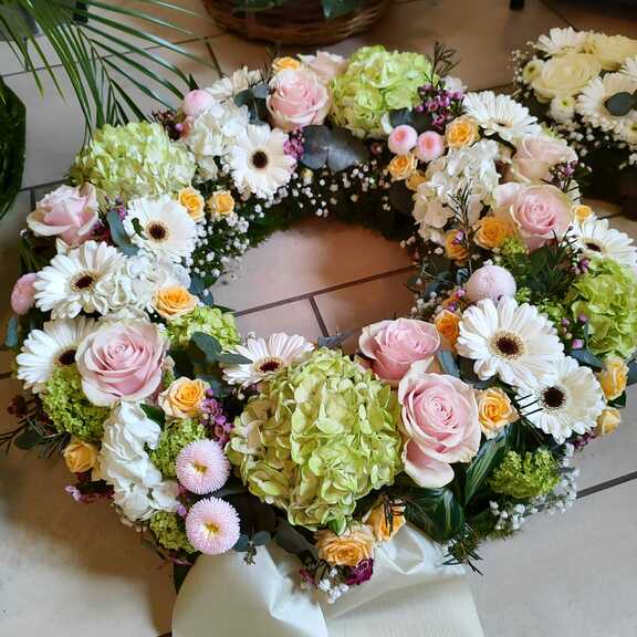 Blumenarrangement für eine Hochzeit